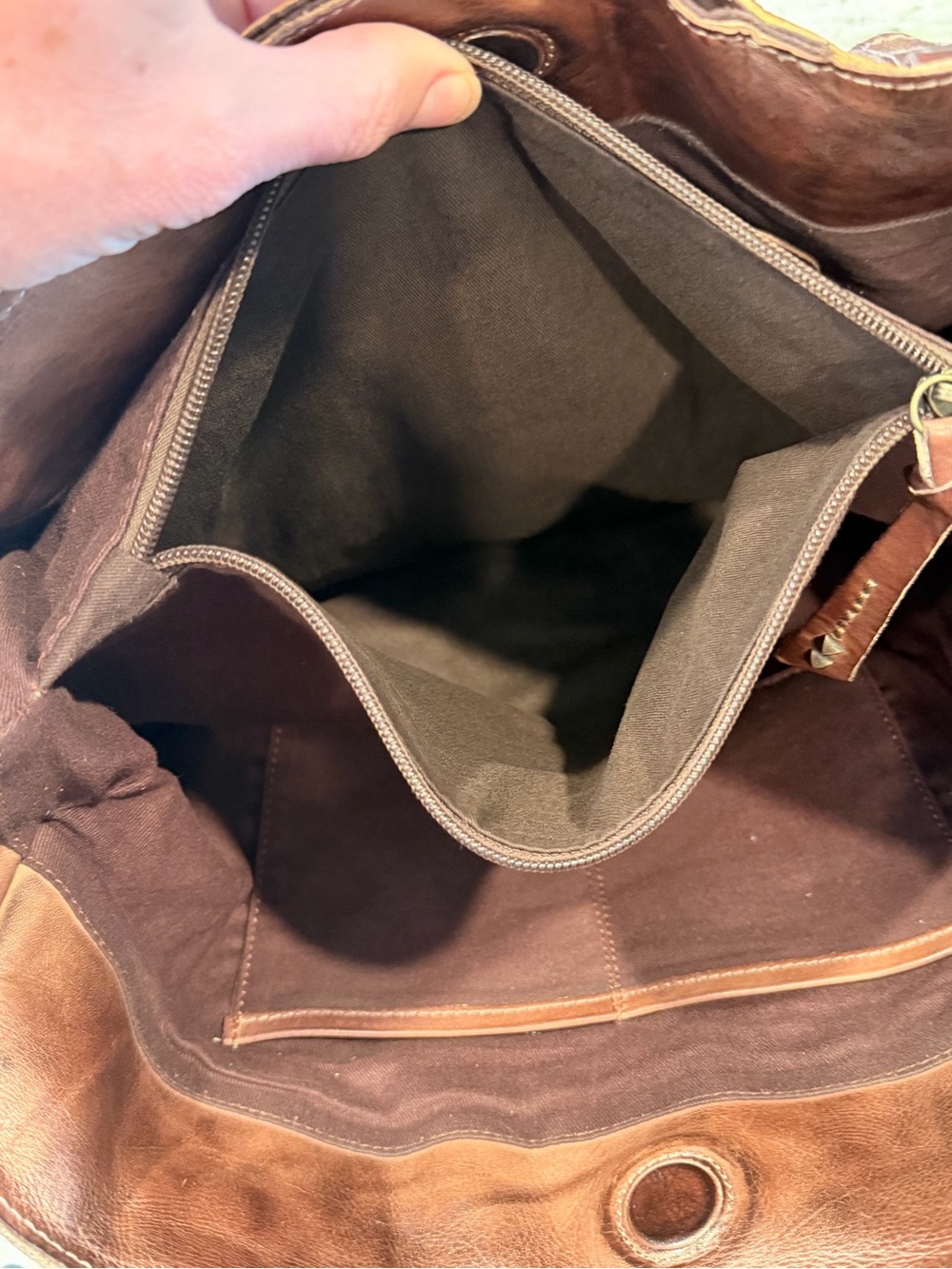 Bed Stu Rockaway Stitch-Detail Distressed
Satchel Bag color-Teak Rustic - Picture 6 of 16